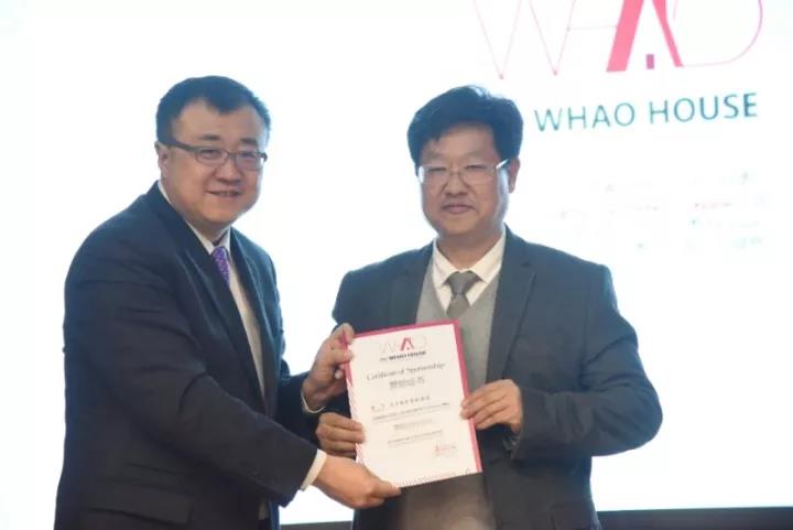 清華大學黨委常委、副校長楊斌為天豐綠色裝配集團總裁李旭祿頒發(fā)證書